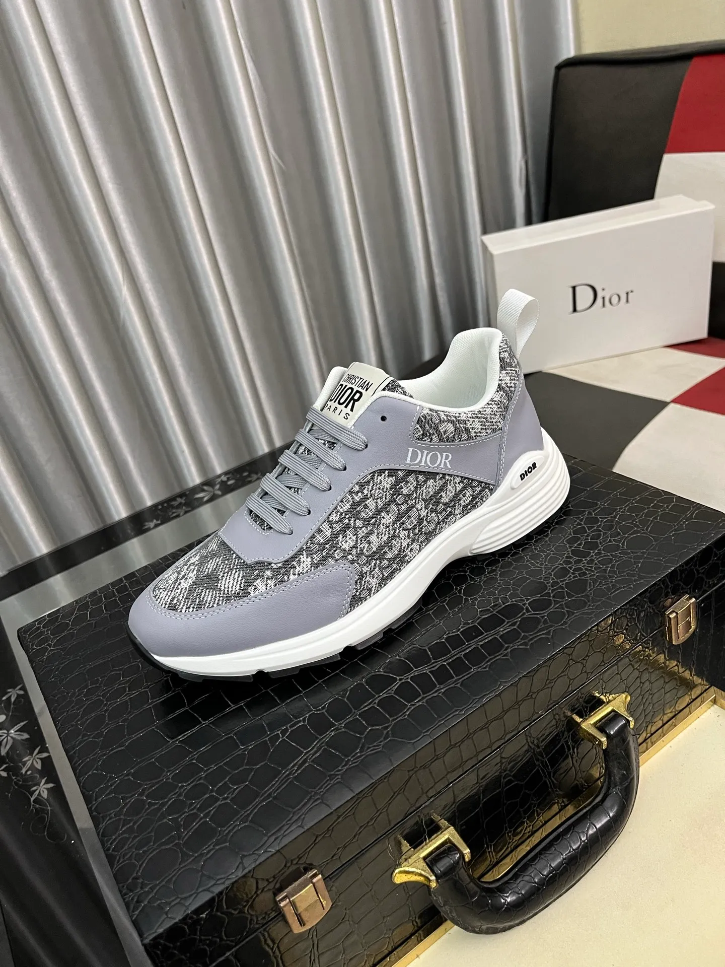 Men's shoes 💰440⌚️⌚️[Dior] The toe box is designed to be a bit wider. The upper foot comfort is perfect. The thread is beautiful. It fits the pants perfectly and is versatile. Decorated with various classic details. It is an ideal choice for daily styling. It can be matched with various casual items to create exquisite looks. Fabric: First-layer cowhide/lining sheepskin TPU original outsole Size: 38-443️⃣Colors available